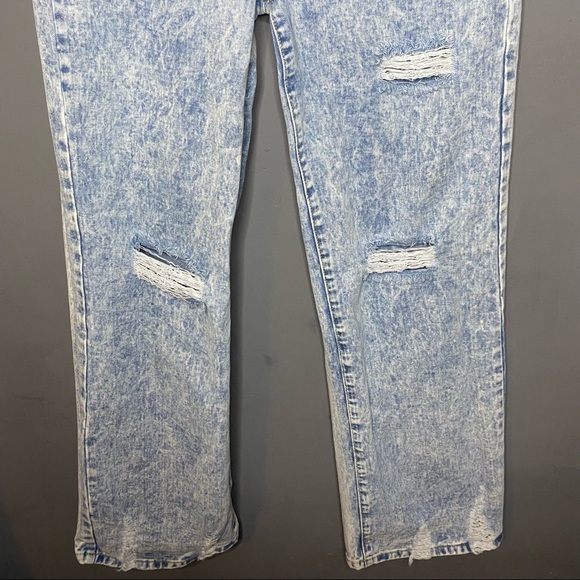 PrettyLittleThings Wide Leg Distressed Denim Acid Wash Jeans - Picture 3 of 8